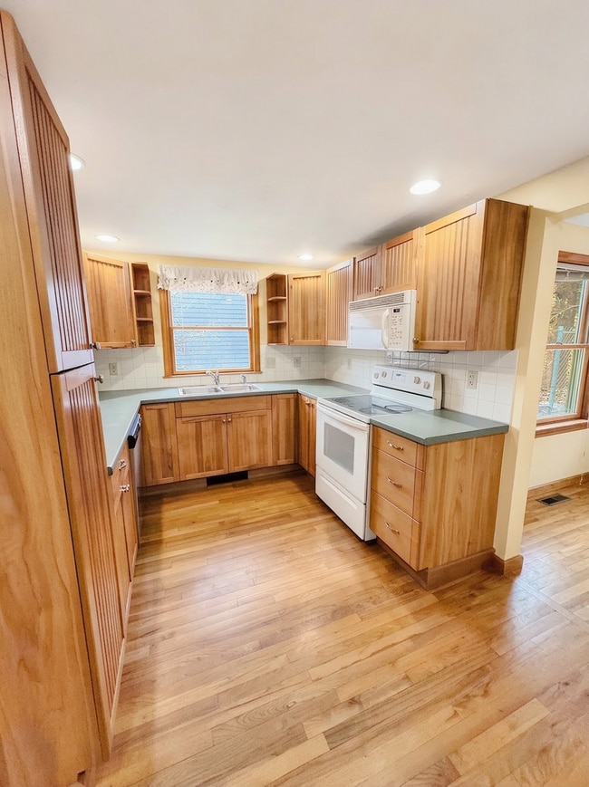Photo - Beautiful House Available in Wakefield MA!