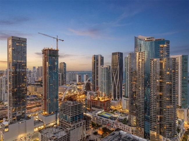 Building Photo - 851 NE 1st Ave Unit 1101