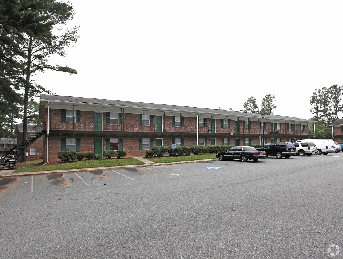 Country Pines - Country Pines Apartments