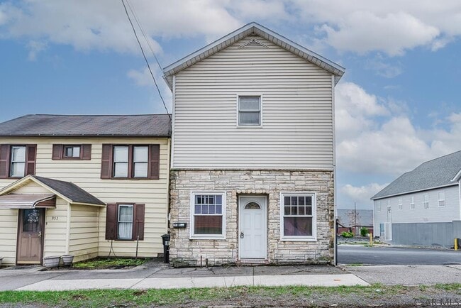 Building Photo - 983 2nd St Rental