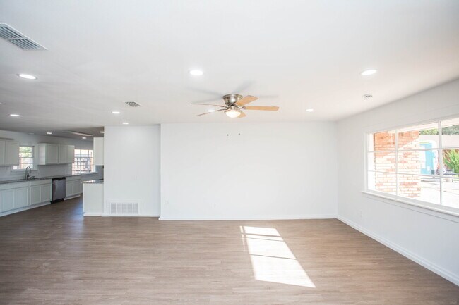 Photo - Fully Renovated 3/2/2!