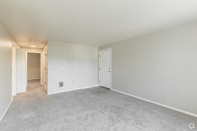2BR, 2BA - 900SF - Living Room - Veri on Sunnyview