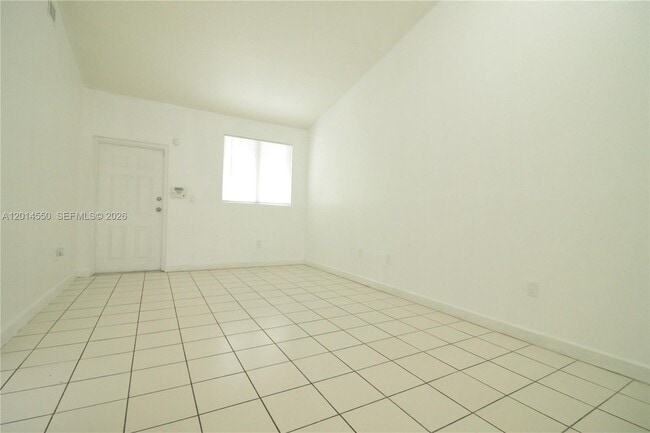 Building Photo - 1568 SE 26th St Unit 206