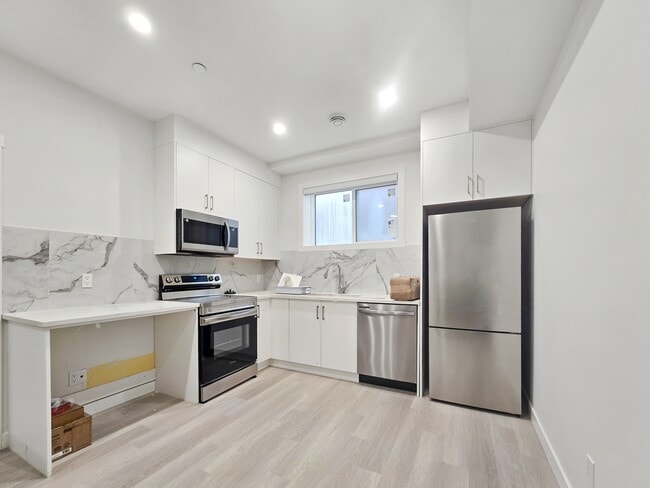 Photo - 6123-6133 33 Ave NW