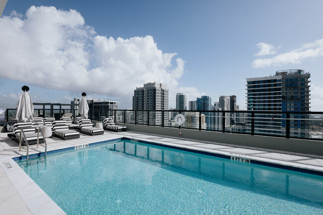 Roof top Pool - 443 SW 3rd Ave Apartamentos