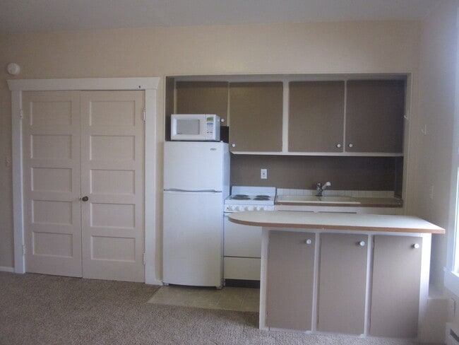 Building Photo - 2601 Grand Ave Unit 5