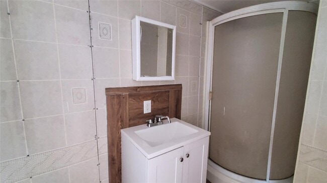 Photo - 16705 Meadowcroft St