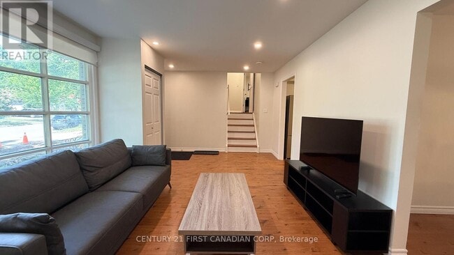 Photo - 453 Castlegrove Blvd
