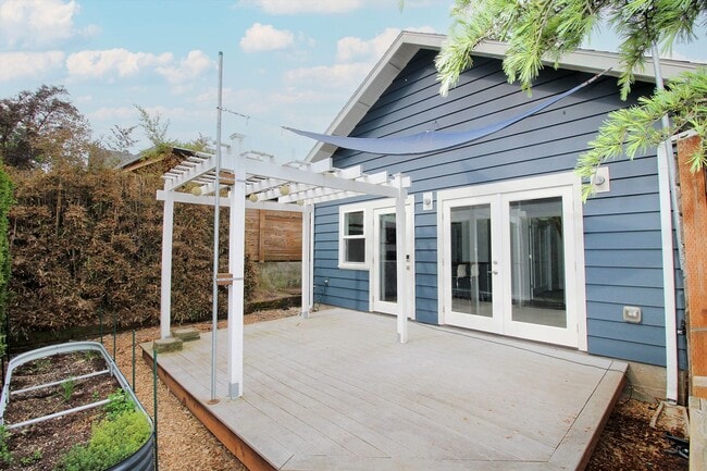 Building Photo - 1644 N Alberta St