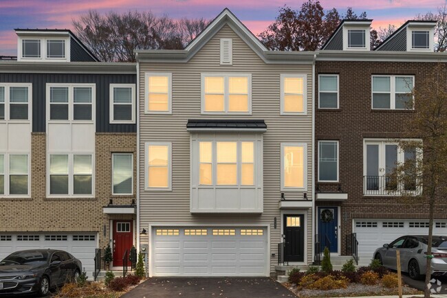 Building Photo - Spacious 3BR Townhome in Bryans Road