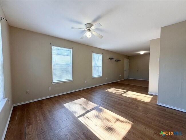 Photo - 898 Advance St