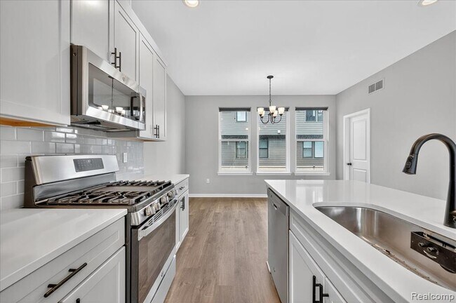 Photo - 1087 Hampton Cir