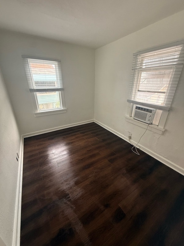 Photo - 1131 Queen St N