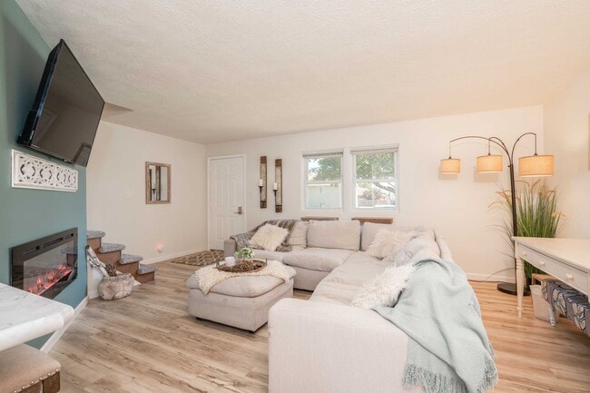 Photo - 1304 E Sylvan Cir