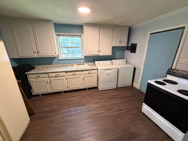 Photo - Room in House on Longleaf Dr