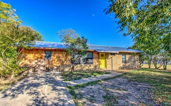 Building Photo - Cozy 4/2