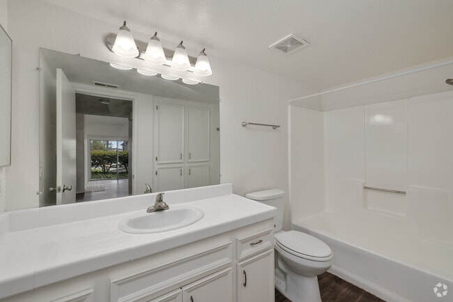 2 BR, 2BA