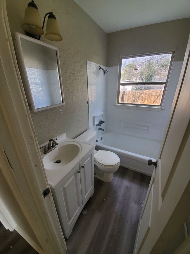 Building Photo - Discover the perfect home!