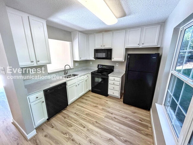 Photo - 2 Bed/2 Bath Townhome with Washer/Dryer / ...
