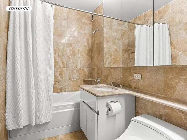 Photo - 150 E 57th St