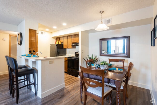 2BR, 2BA - 908 SF
