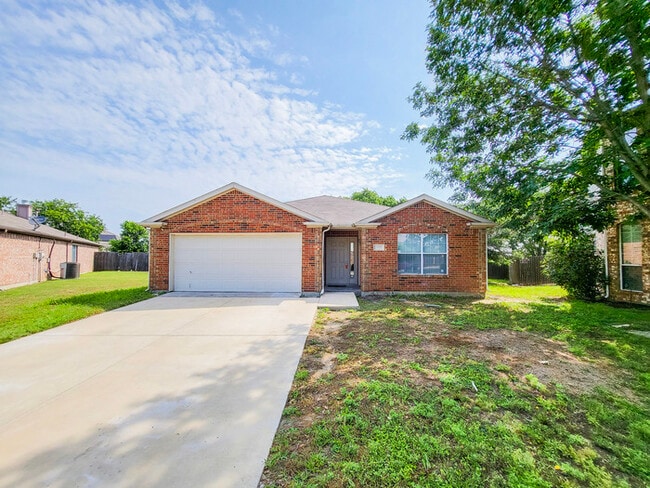 Building Photo - TOTALLY UPDATED & Spacious 4/2/2 in Fort Worth