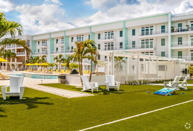 South Courtyard Recreation Area - Sur Club Apartments