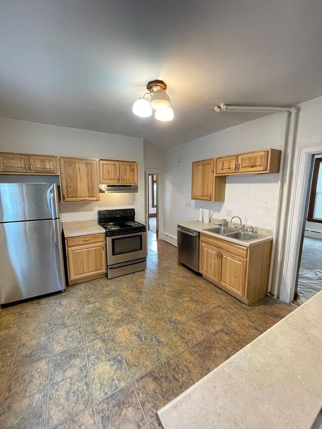 Building Photo - AVAILABLE NOW! 4 Bedroom Near Chester Cree... Rental