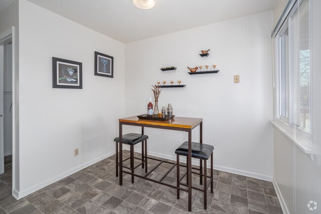 Standard 2BR, 1.5BA - 850SF - Dining Room