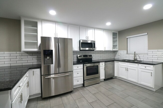 Photo - 1 N Naco Way