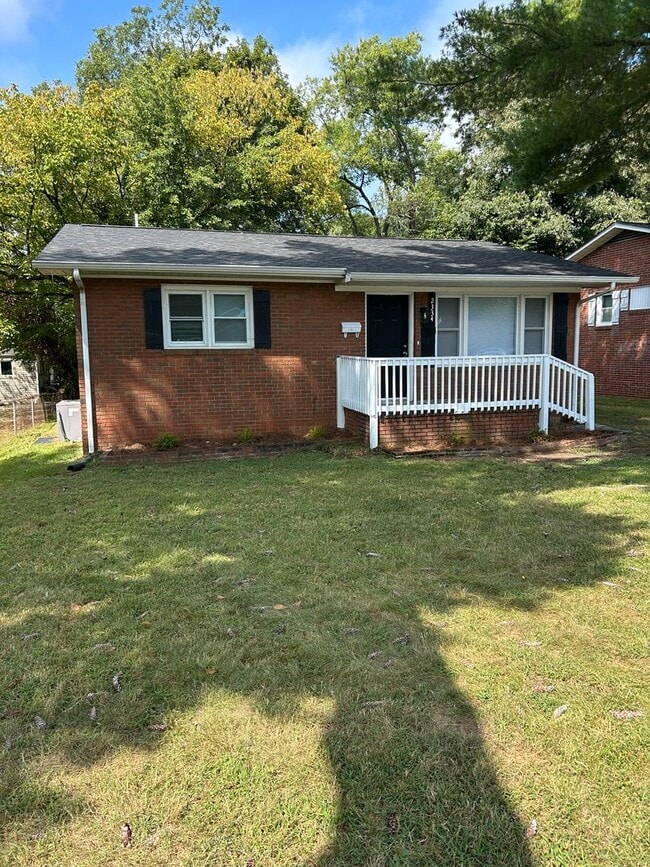 Building Photo - 2326 Waterbury St Rental