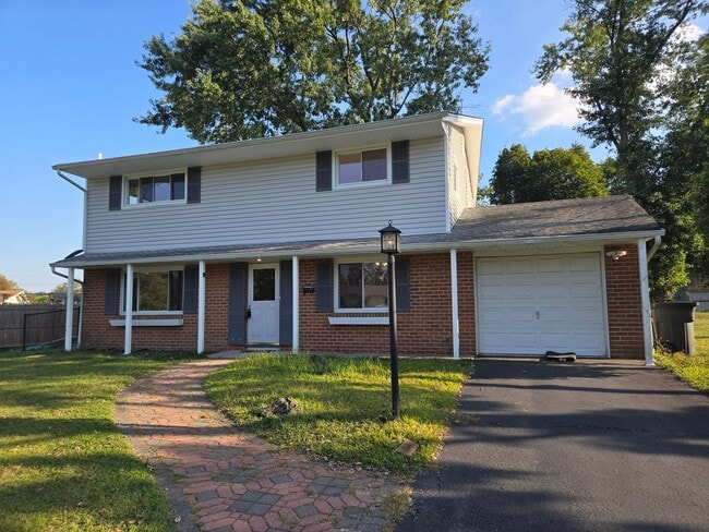 Building Photo - Freshly painted throughout is this 4-bedro... Rental