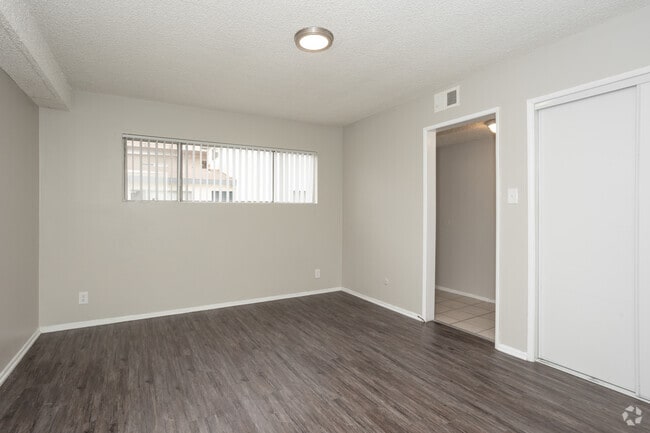 1BR, 1BA - 606SF - Living Room