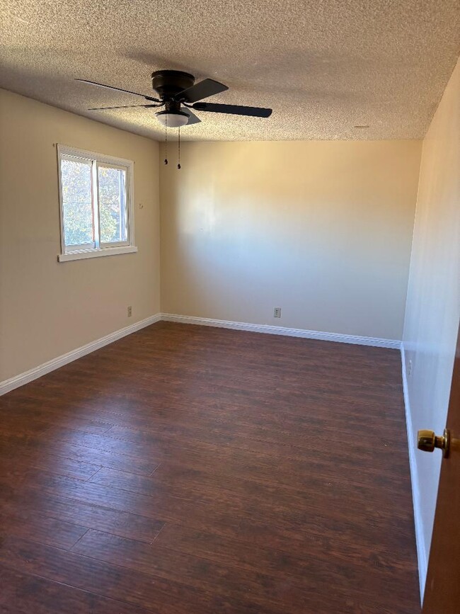 Building Photo - 1377 W 23rd St Unit Private Bedroom