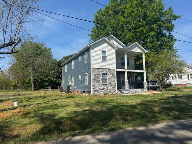 Photo - 1008 Rockland Cir SW
