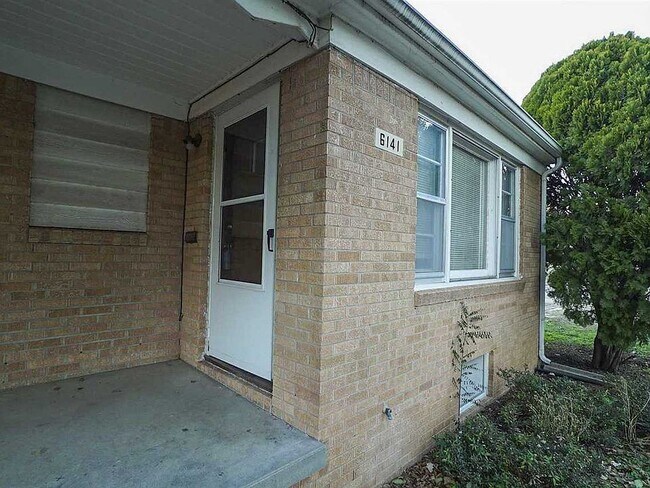 Building Photo - "Charming 2-Bedroom Duplex Retreat on E Bo... Rental
