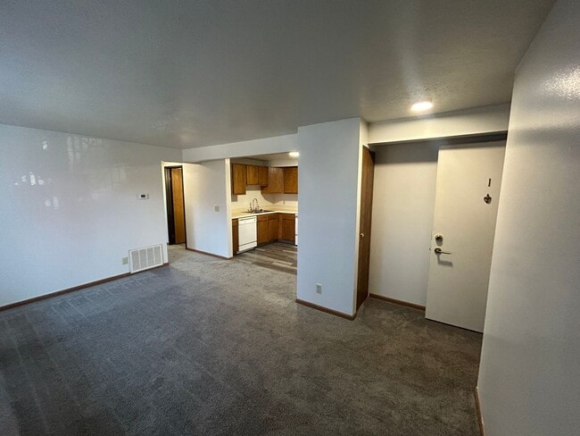 Photo - 2 bedroom, 1 bath apartment with large sha... Unidad 01
