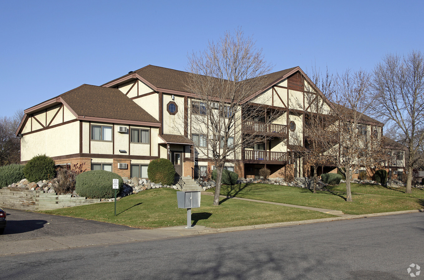 Jacobs Square Apartments - Jacobs Square Apartments