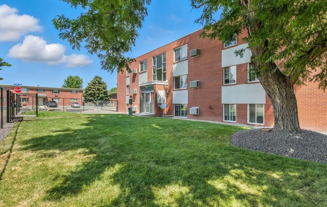 Building Photo - Beautifully Renovated 3 Bedroom Apartment with Private Balcony, In-Unit Laundry & A/C Unit 5