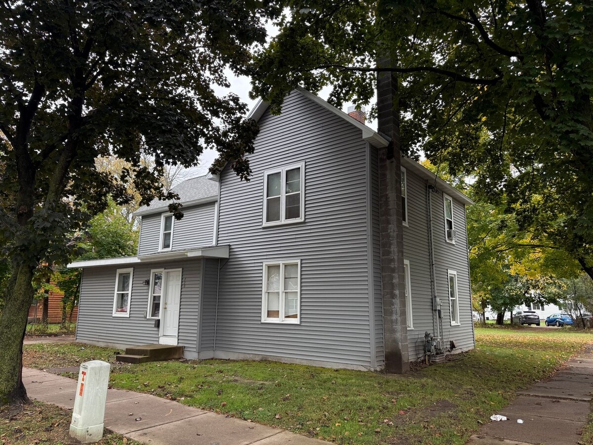 6 Bedroom 2 Bath | Student Rental - 6 Bedroom 2 Bath | Student Rental