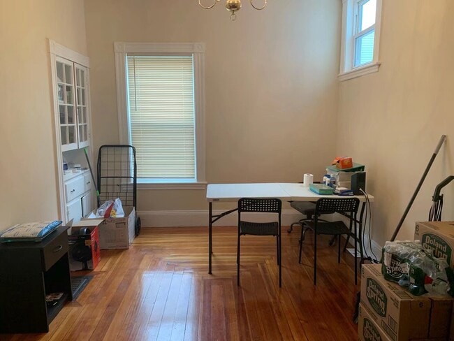 Building Photo - 491 Pleasant St Unit 1 Rental