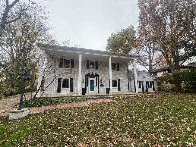 Building Photo - Beautiful 5 bedroom 4.5 Bath in Leland Grove Rental