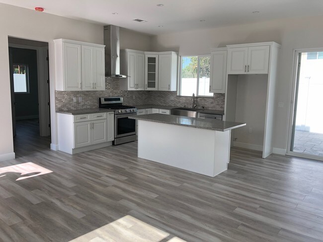 COCINA/SALA DE ESTAR - 7817 Genesta Ave