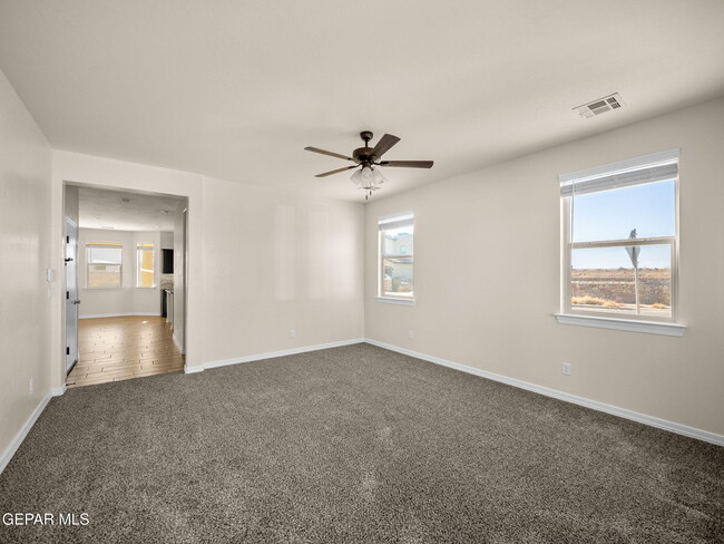 Photo - 561 Issa Circle