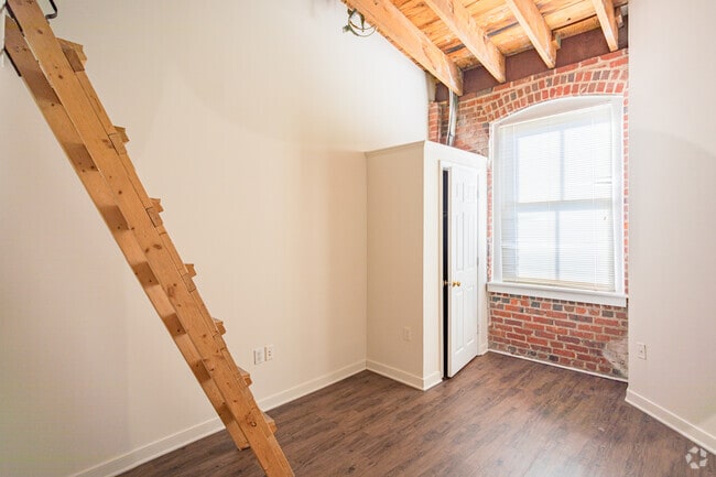 Coliseum Lofts