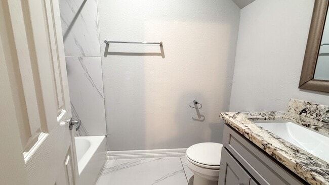 Photo - 7823 Gladstone St Unidad B2