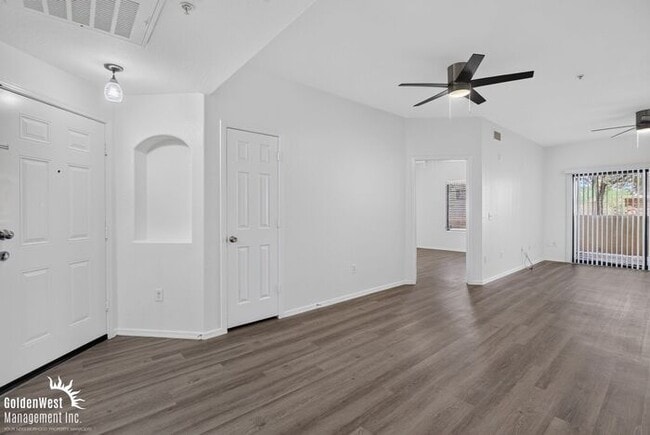 Building Photo - Beautiful 2Bdm 2Ba Condo with Community Pool in Glendale! Unit 1018