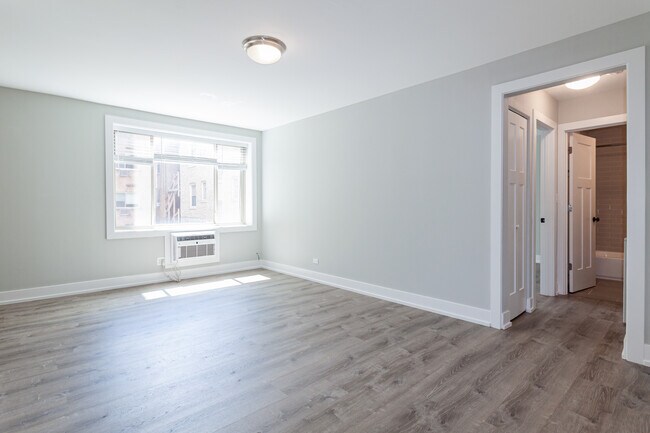 Photo - 525 W Surf St