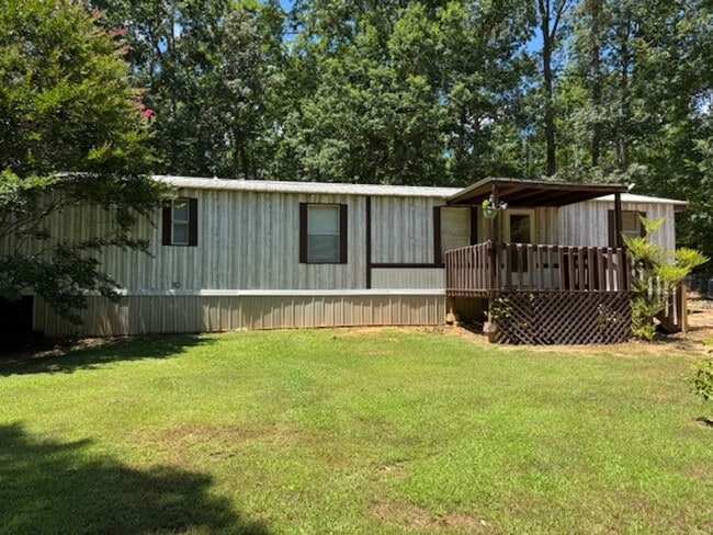 2 bedrooms, 1 full bath located on a quiet... - 2 bedrooms, 1 full bath located on a quiet... House