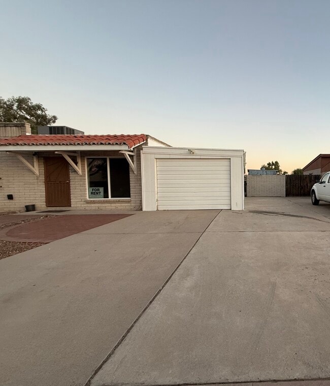 Building Photo - 2855 W Calle Ocio Rental